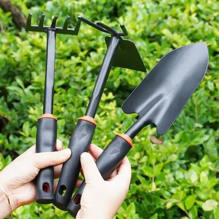 Jardin. Outil de jardinage : mini pelle, râteau, truelle pour la plantation de fleurs, légumes et plantes succulentes, petite pelle pour plantes en pot