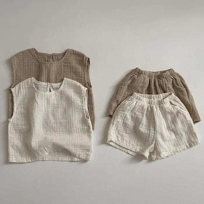 Ensemble de vêtements pour enfants 2025, nouveau costume d'été pour garçon, haut confortable de couleur unie + costume court décontracté deux pièces.