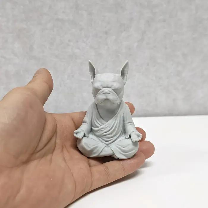 Statue de bouledogue français méditant en plastique amusante pour décoration de maison et bureau occcasions spéciales cadeau original