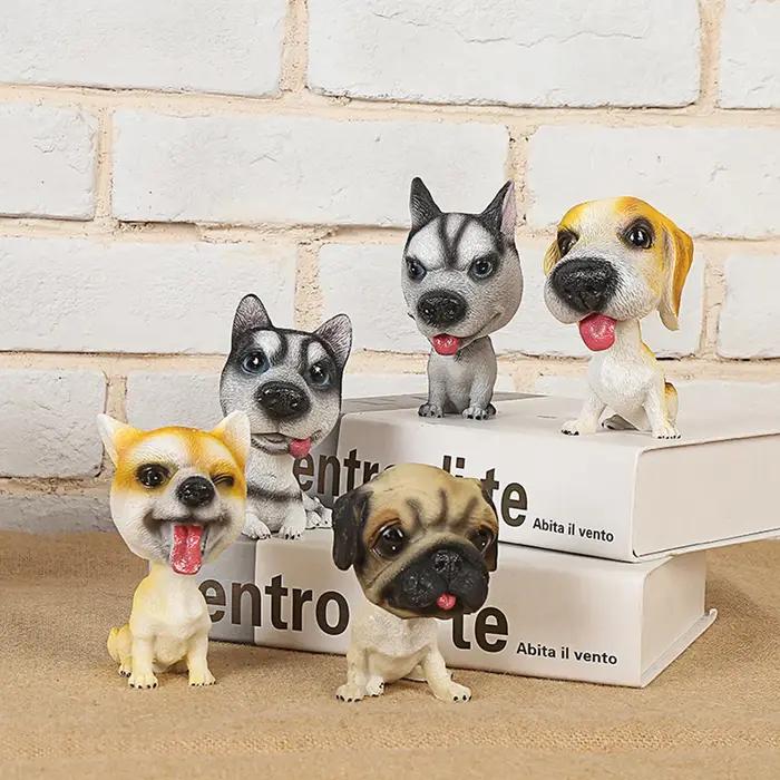 Chien qui hoche la tête