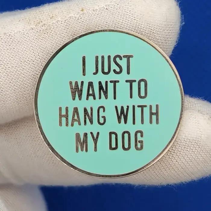 Je veux juste être avec mon chien. Broche