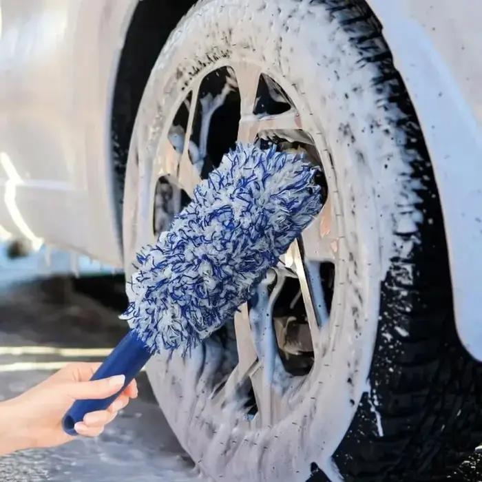 Brosse de lavage de voiture en peluche premium pour roues, polyvalente, avec poignée antidérapante, pour nettoyer les rayons, les grilles et les zones difficiles d'accès