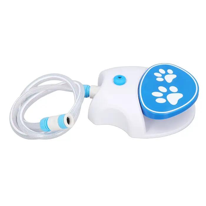Distributeur d'eau pour chien activé étape sur pied avec tuyau