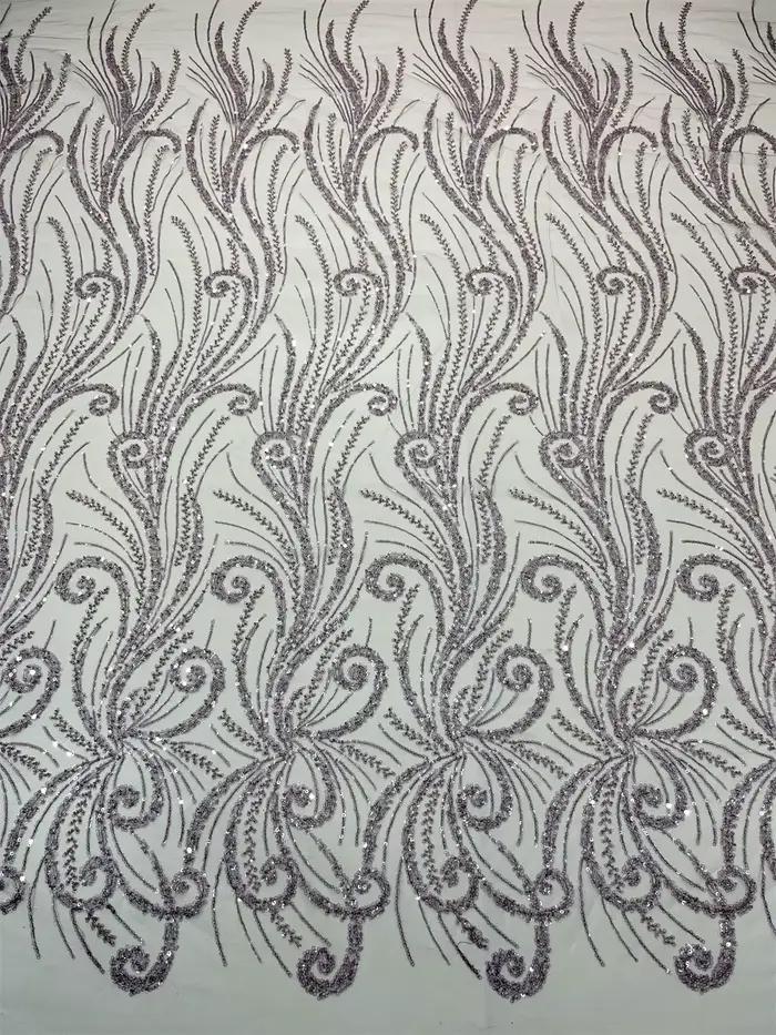 Dentelle à paillettes en maille très douce et délicate de la meilleure qualité, avec de belles pierr