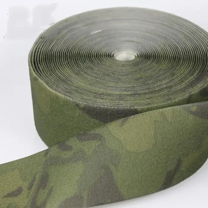 Adhésif velcro camouflage 10x100cm pour fixation d'équipements sur vêtements et casques chasse