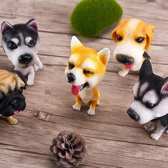 Chien qui hoche la tête