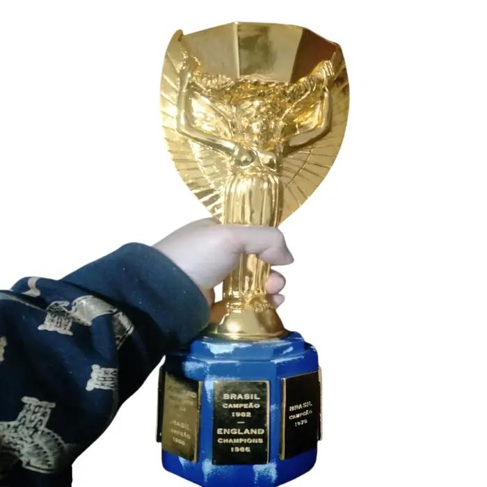 Trophée Remit 1:1 Original en résine dorée