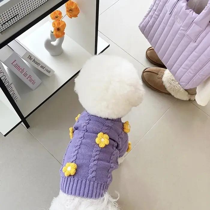 Pull chien mignon violet avec fleur jaune