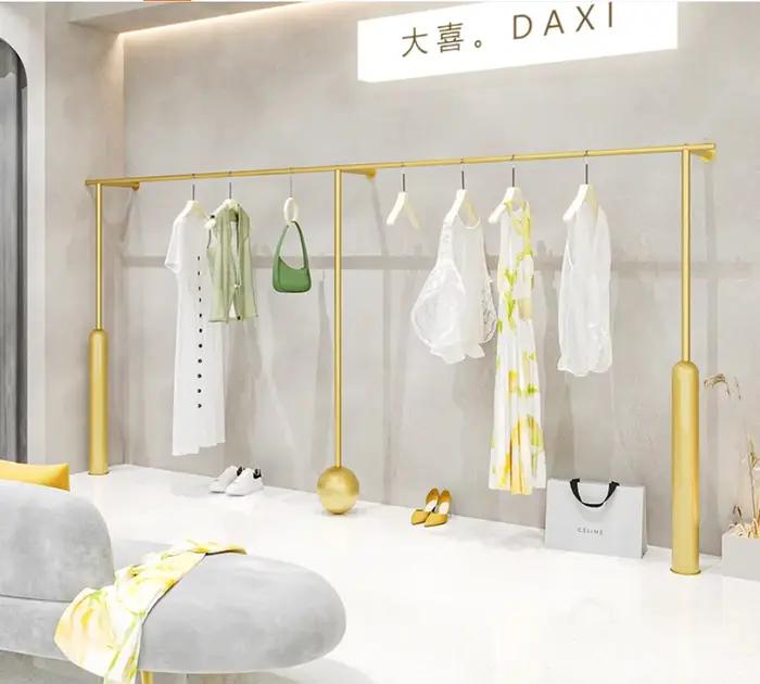 Etagere murale suspendue pour vêtements boutique moderne design intérieur présentoir de mode occasions spéciales femmes