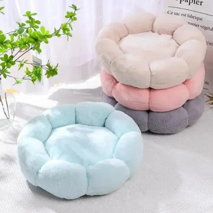 Lit pour animaux de compagnie confortable en forme de fleur unique pour une utilisation intérieure et extérieure