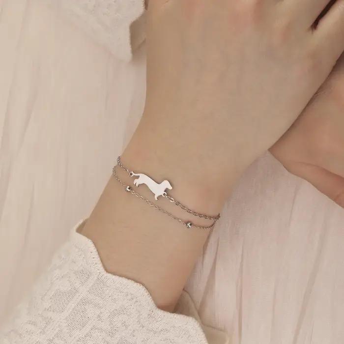Bracelet à breloques teckel pour femmes acier inoxydable double couche avec motifs floraux cadeau bijoux pour femmes occasions spéciales