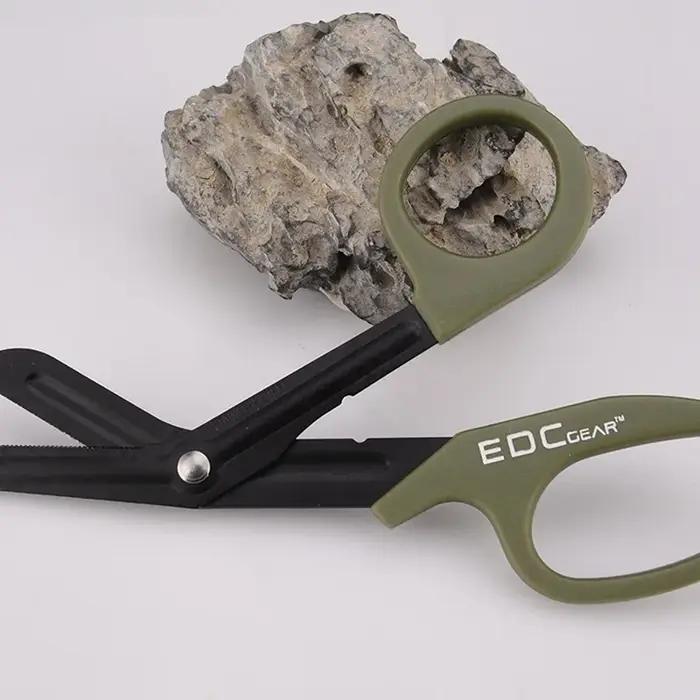 Équipé de ciseaux de survie et de sauvetage à dents fines, de ciseaux médicaux de premiers secours en toile et d'équipement de survie en milieu sauvage.