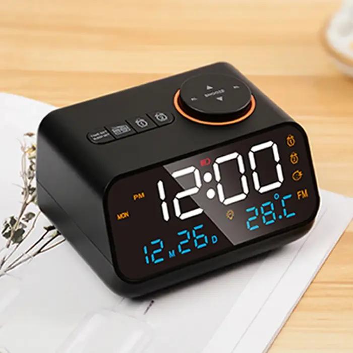Alarme LED rechargeable avec fonction radio.Deux horloges d'alarme peuvent être réglées.Il affiche le calendrier