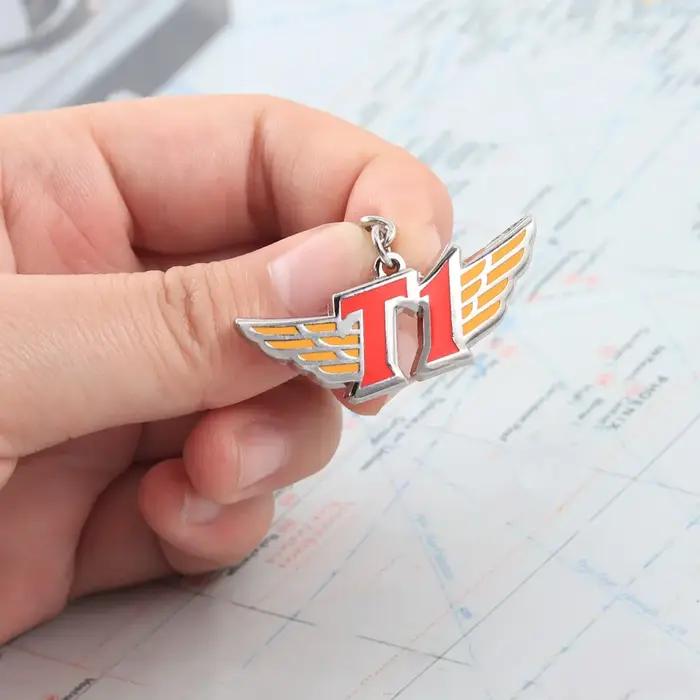 Porte-clés en métal avec logo de l'équipe T1 forme d'aile pendentif émail accessoire de collection pour fans d'e-sport cadeau pour supporters de jeux装饰去掉后的内容,保持HTML结构和最后的标题行: ```html Portez l'esprit de la compétition avec vous Plongez-vous dans l'univers captivant des e-sports avec notre porte-clés