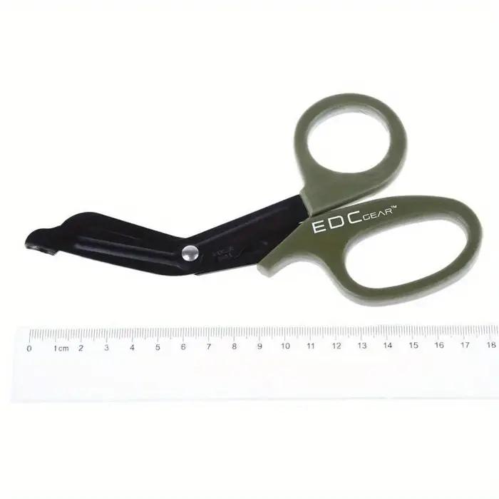 Équipé de ciseaux de survie et de sauvetage à dents fines, de ciseaux médicaux de premiers secours en toile et d'équipement de survie en milieu sauvage.