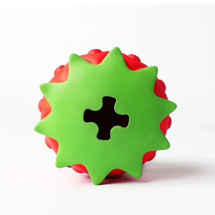 Balle interactive en caoutchouc en forme de fraise pour chien