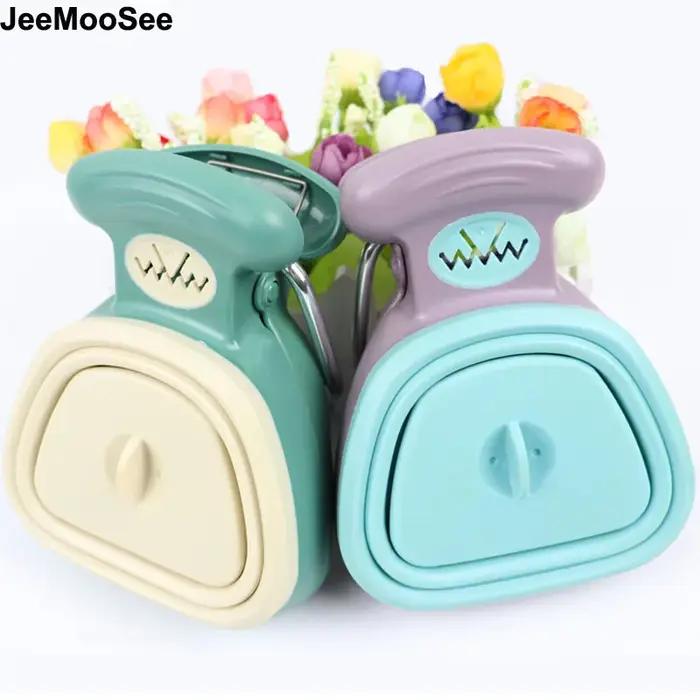Distributeur de sacs de merde de chien pliable élégant pour promenades et randonnées en famille occasions spéciales avec rouleau de sacs inclus diverses couleurs choisir selon taille chien