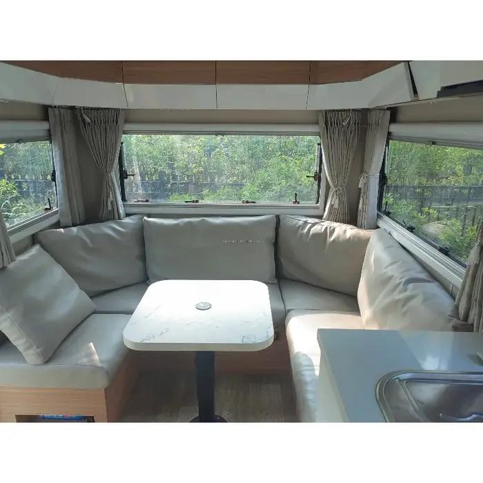 Remorque de camping off-road avec toit rigide et souple, suspension indépendante, capacité de couchage pour quatre personnes, idéale pour les voyages de chasse et les expéditions en plein air
