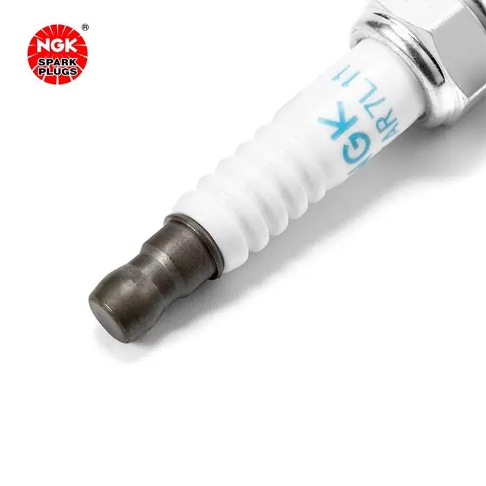 La bougie d'allumage NGK Iridium Platinum ILZKBR7B8G 97968 convient pour 740LIX5X6 Mercedes E350 oe