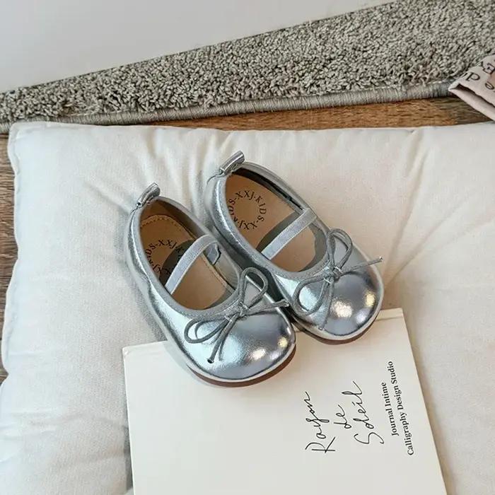 Petites chaussures en cuir pour enfants