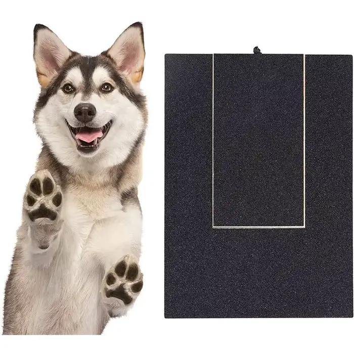 Grattoir en bois pour chiens avec boîte à friandises intégrée, plateau de coupe-griffes, surface en