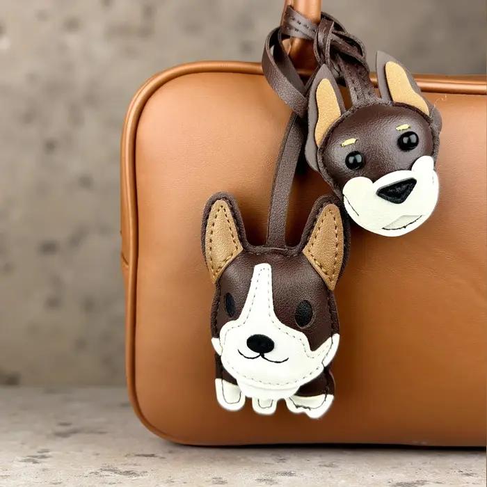 Breloques pour sacs en cuir PU marron chocolat – Schnauzer, Bouledogue français, Doberman, Corgi – Pendentif pour sacs, cadeau idéal pour les propriétaires de chiens