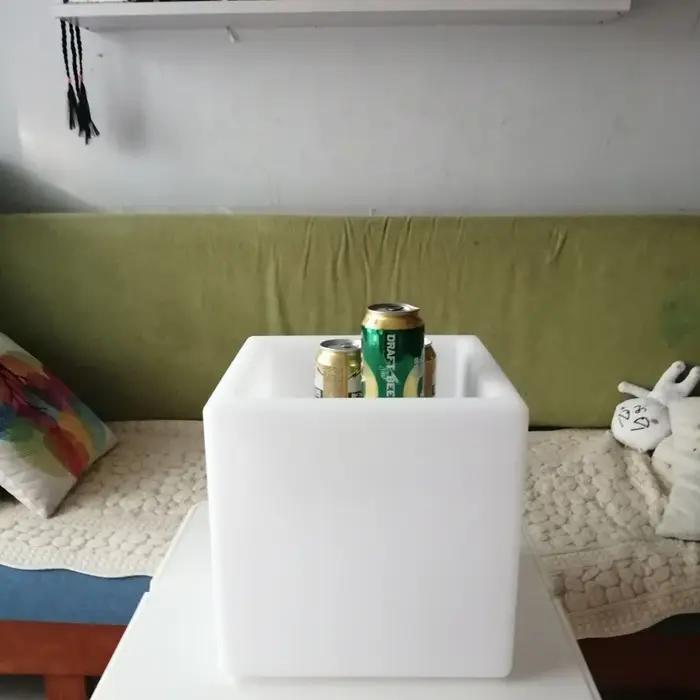 Coque en plastique, table de bar