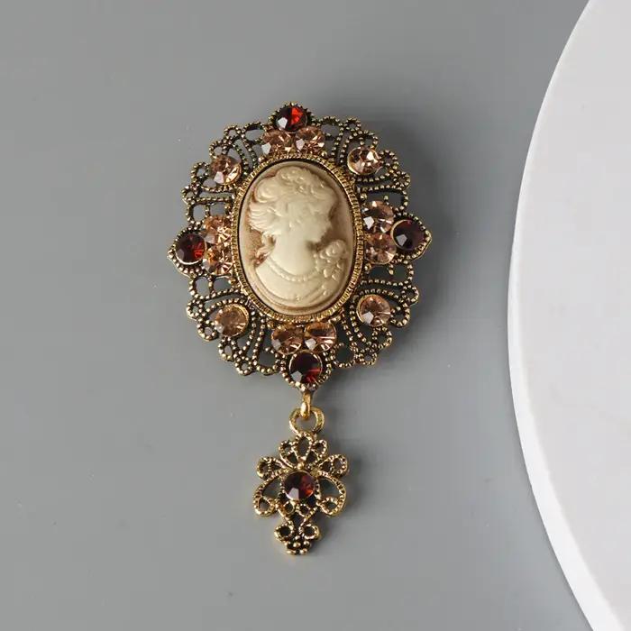 Broche rétro élégante en métal pour femmes et hommes, accessoire de mode vintage avec détails artistiques, or et orange, pour tenues de gala et cosplay