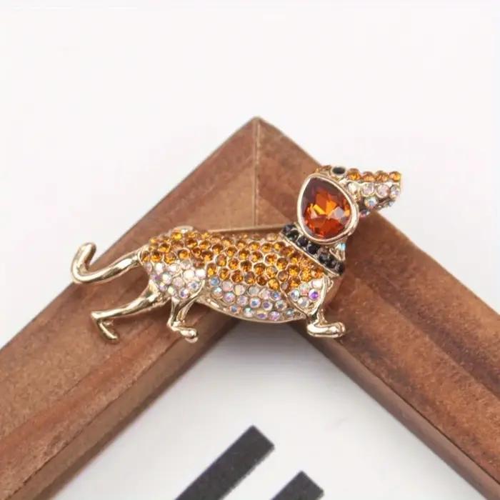 Broche chien du zodiaque mode créative élégante en alliage de zinc doré pour femmes occasions spéciales avec motifs animaliers et rhinolithes étincelants
