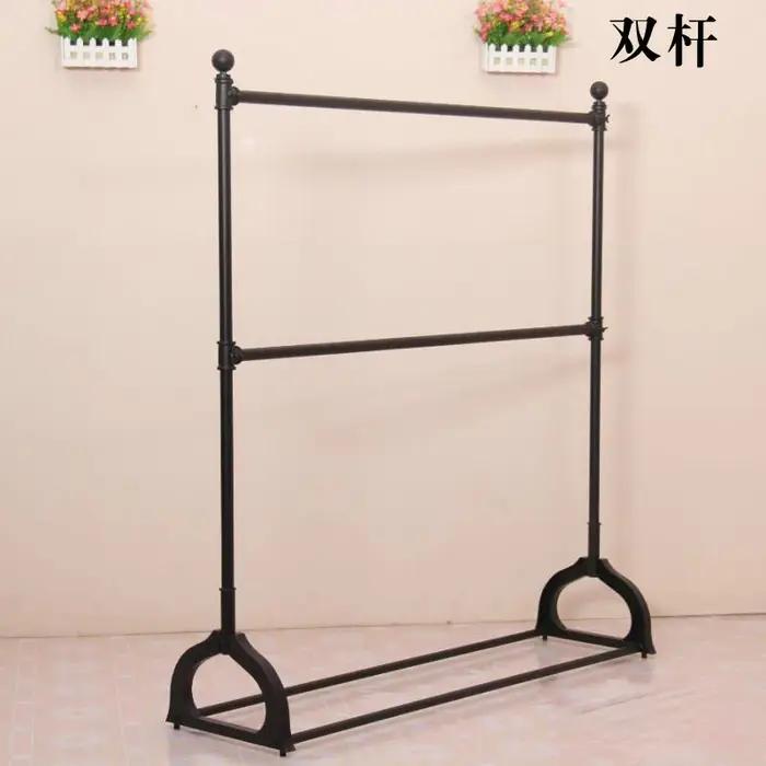 Présentoir pour magasin de vêtements modèle double couche réglable et sur pied style modern minimalism matériau métal robuste pour présentation vêtements boutique élégance harmonie