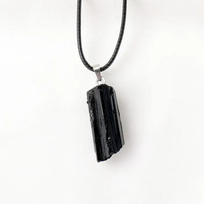 Collier avec pendentif en Tourmaline noire