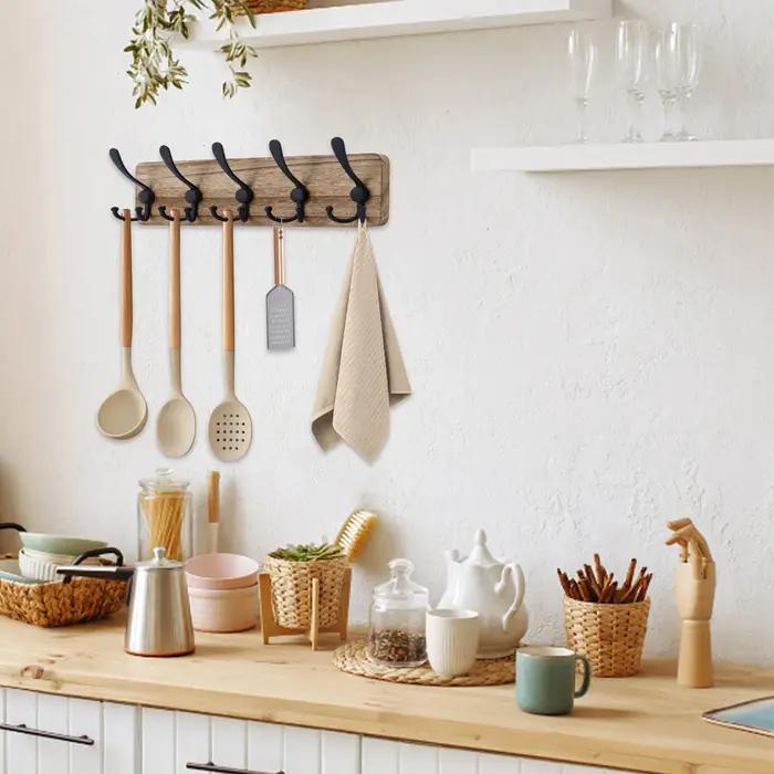 Porte-manteau mural rustique en bois brun pour entrée chaleureuse et bien organisée offerte pour occasions spéciales