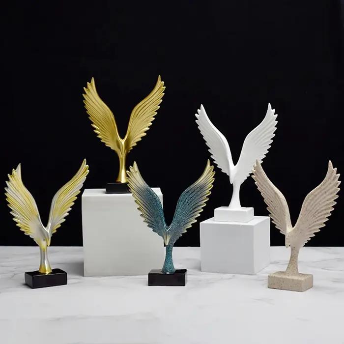 Statue européenne d'aigle en résine grise claire, aile d'ange jaune claire, pour décoration maison et bureau, idéale pour les occasions spéciales