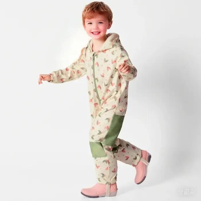 Les combinaisons d'extérieur à coque souple pour enfants sont imperméables et respirantes en polaire