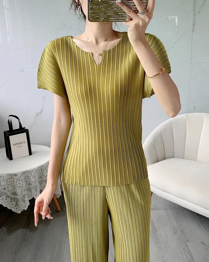 Miyake mode été plissé à manches courtes 2025 Miyake femmes rétro couleur unie vêtements décontracté mince tempérament plissé T-shirt