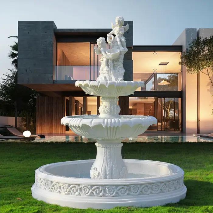 Fontaine à eau courante, ornement, grand étang à poissons en plein air, balcon, jardin, caractéristi