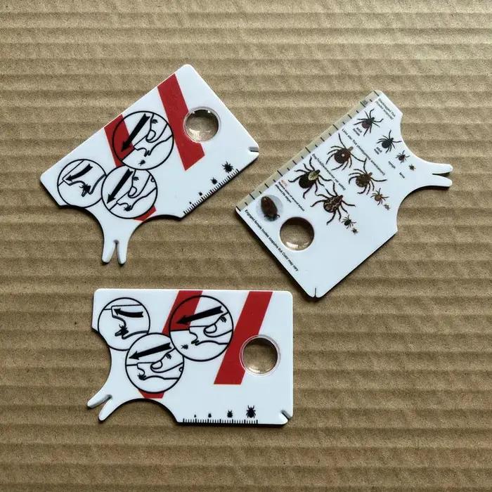 La carte à tiques avec loupe permettent un retrait facile