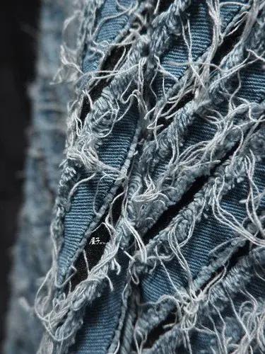 Tissu RapIndustry pour vêtements en lambeaux, bord brut tridimensionnel créatif, denim lavé de transformation, tissu de créateur bricolage