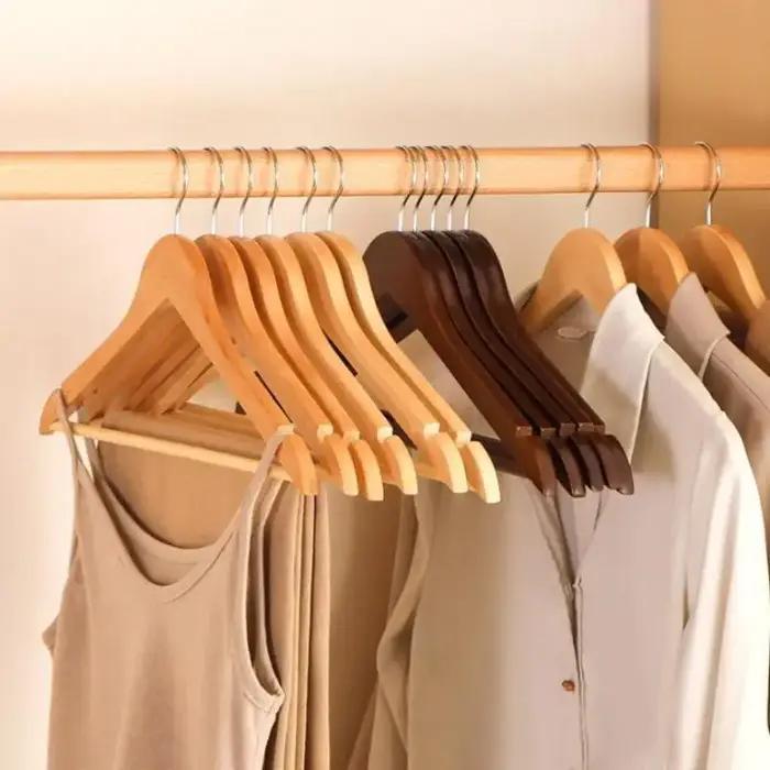 Porte-vêtements pour adultes avec 2/4 cintres en bois massif