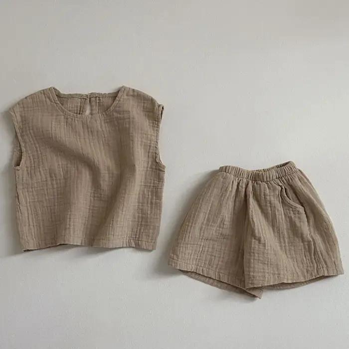 Ensemble de vêtements pour enfants 2025, nouveau costume d'été pour garçon, haut confortable de couleur unie + costume court décontracté deux pièces.