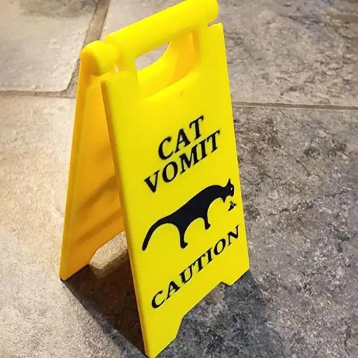 Signe drôle de vomir de chat en plastique blanc ou vert pomme pour amusante décoration intérieure cadeau original pour les amateurs de chats et l'humour