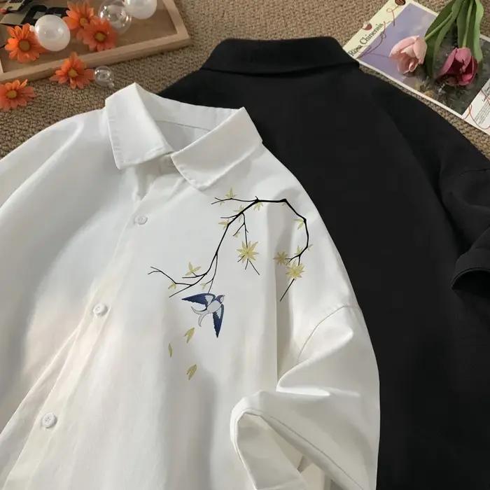Chemise surdimensionnée imprimée hirondelle en blanc pour hommes style décontracté tenue estivale pour hommes