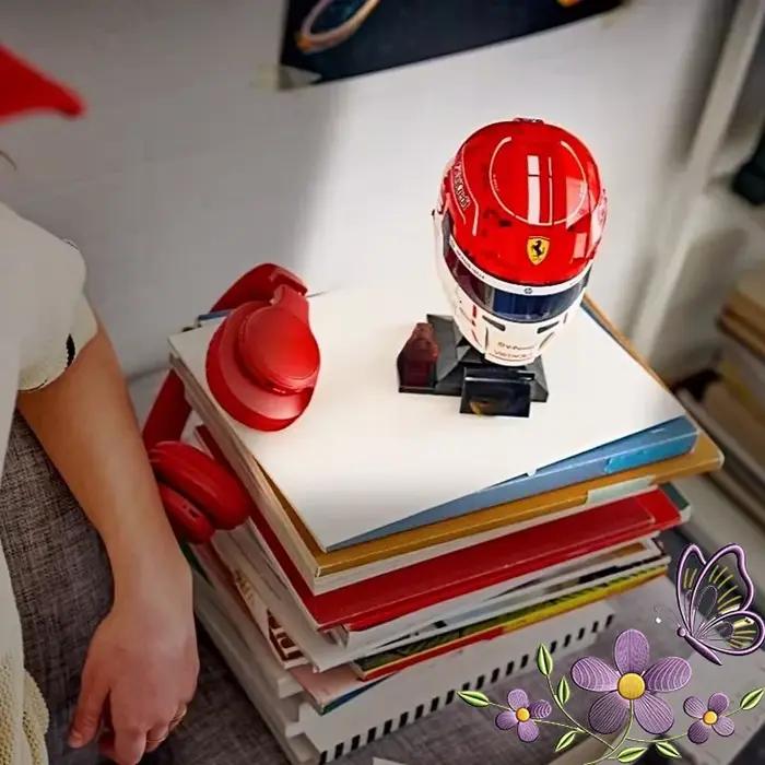 En stock 886 pièces Kit de briques de casque de F1 Charles Leclerc à collectionner, Ornement à assembler fait main, Cadeaux de fêtes, Décoration de bureau