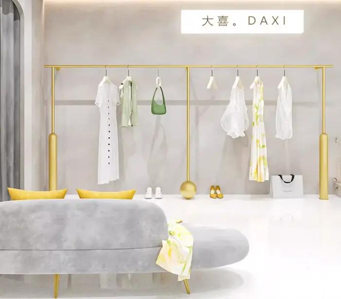 Etagere murale suspendue pour vêtements boutique moderne design intérieur présentoir de mode occasions spéciales femmes