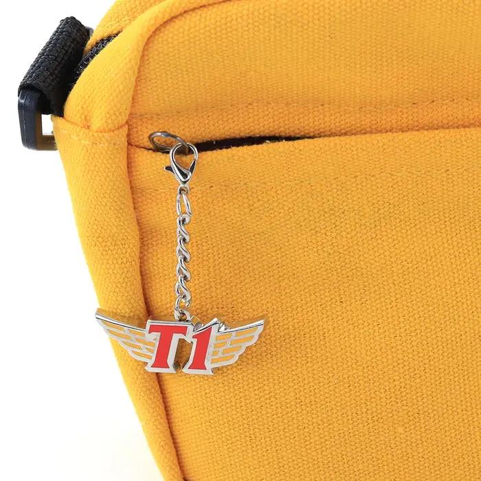 Porte-clés en métal avec logo de l'équipe T1 forme d'aile pendentif émail accessoire de collection pour fans d'e-sport cadeau pour supporters de jeux装饰去掉后的内容,保持HTML结构和最后的标题行: ```html Portez l'esprit de la compétition avec vous Plongez-vous dans l'univers captivant des e-sports avec notre porte-clés