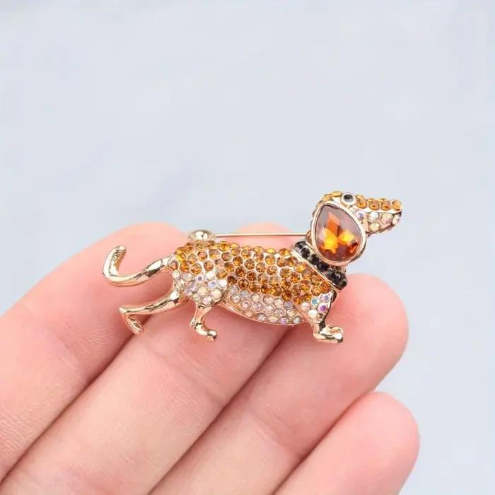 Broche chien du zodiaque mode créative élégante en alliage de zinc doré pour femmes occasions spéciales avec motifs animaliers et rhinolithes étincelants