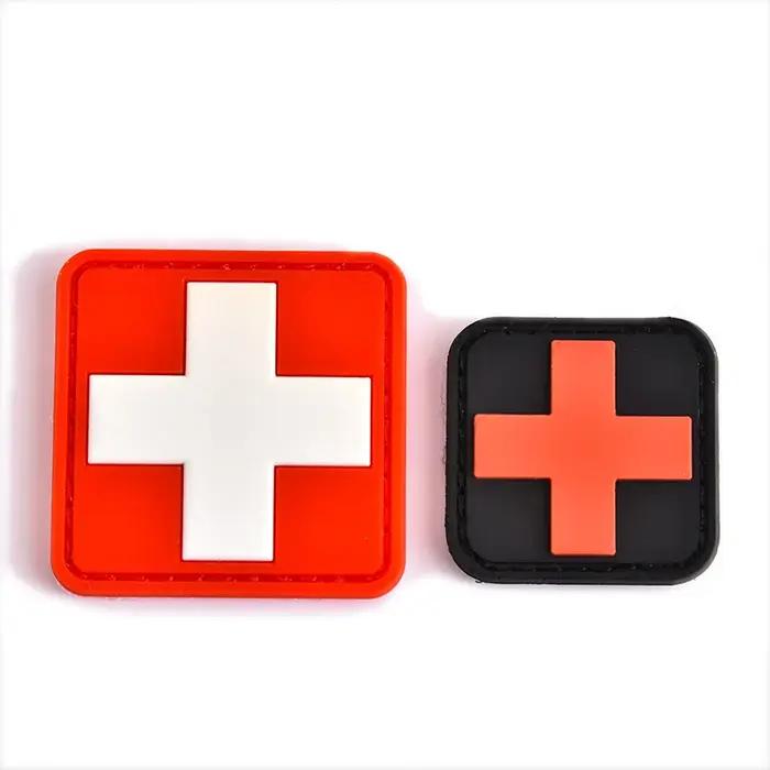 Emblème de croix rouge 3D PVC, Patch tactique, crochet, accessoires de support pour sac à dos extérieur, Badge médical en caoutchouc, équipement de sauvetage, vente en gros