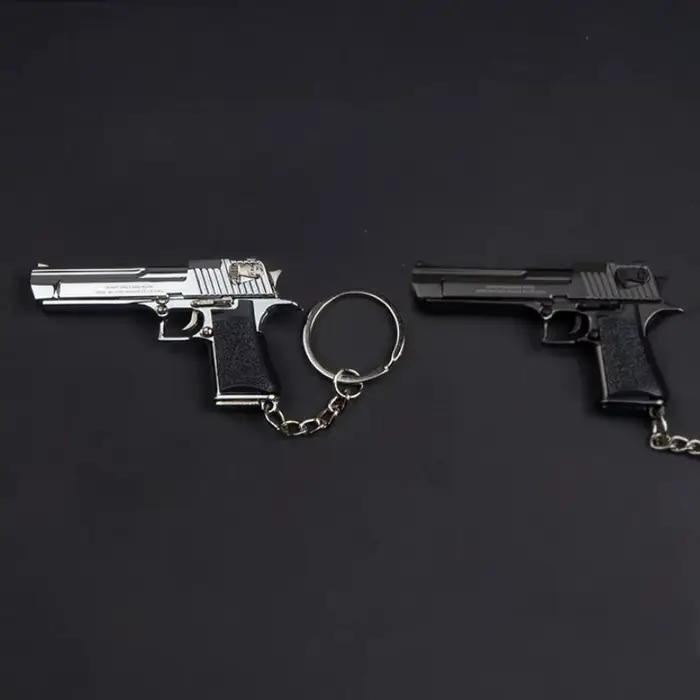 Porte-clés pistolet miniature Desert Eagle en alliage, échelle 1:4, modèle d'arme en métal, cadeau de Noël idéal pour adultes et enfants