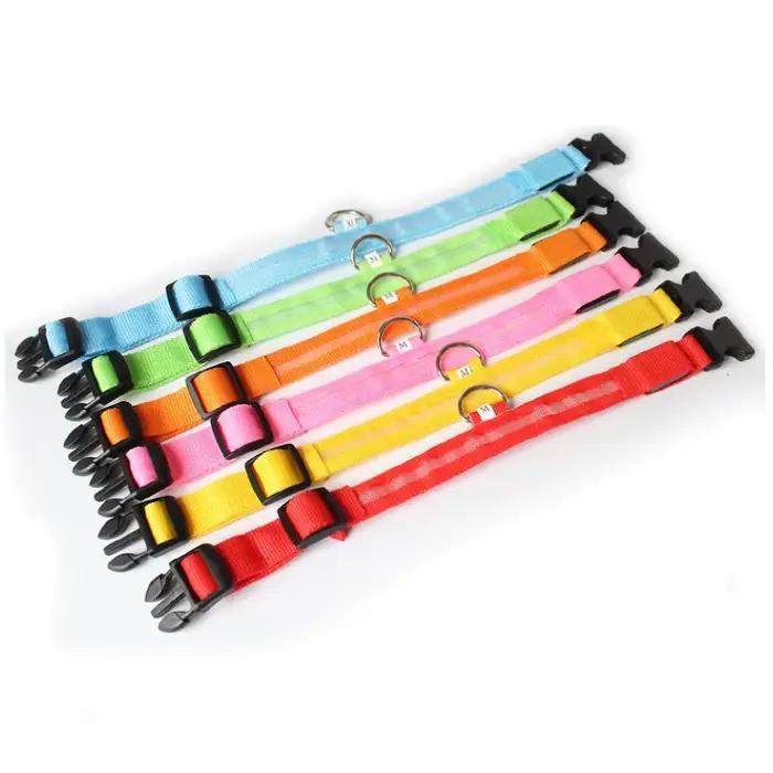Collier Lumineux pour Chien avec Lumières LED pour Sécurité Nocturne et Style Unisexe Adapté aux Chiens et Chats Occasions Spéciales