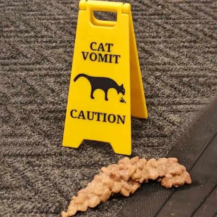Signe drôle de vomir de chat en plastique blanc ou vert pomme pour amusante décoration intérieure cadeau original pour les amateurs de chats et l'humour